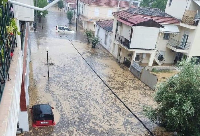НОВ ПОТОП! Мощна гръмотевична буря се насочва към Южното Черноморие, ще удари бедстващите курорти