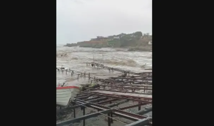 Кметът на Варвара: Има отнесени в морето бунгала, коли и каравани