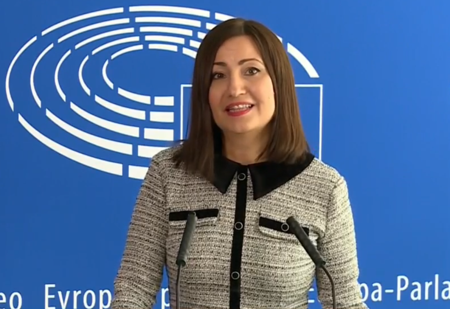 ОТЛИЧНИ ОТГОВОРИ: Илиана Иванова се представи на четири езика в Европарламента