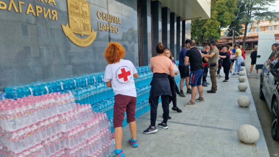 654 хранителни пакета предадоха на засегнатите от наводненията семейства доброволците от БЧК
