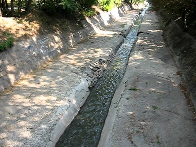 Пожарникари спасиха мъж, паднал в Перловската река