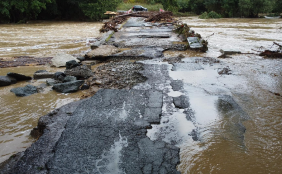 Единственият път към село Фазаново е пропаднал