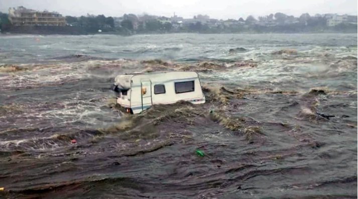 ИЗВЪНРЕДНО! Трима изчезнали в Царево, след като били отнесени от водата