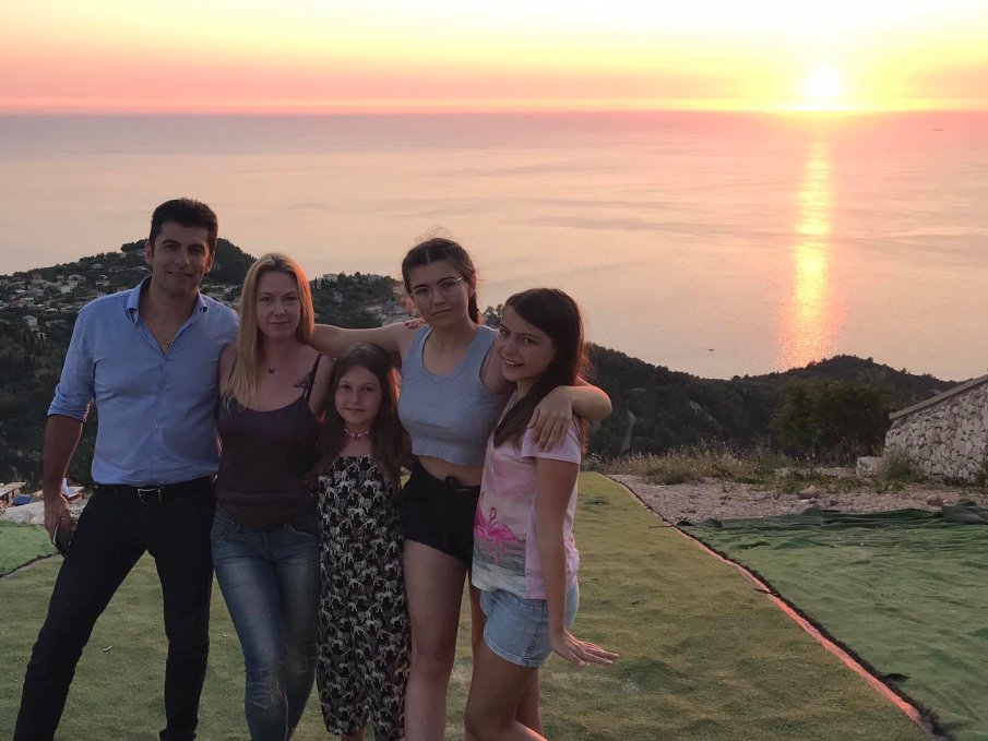 САМО В ПИК И РЕТРО: Щерката на Кирил Петков безработна (СНИМКИ)