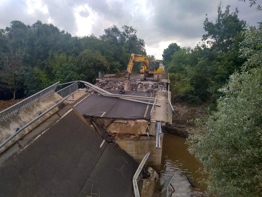 Разрушиха напълно опасния мост между Царево и Ахтопол