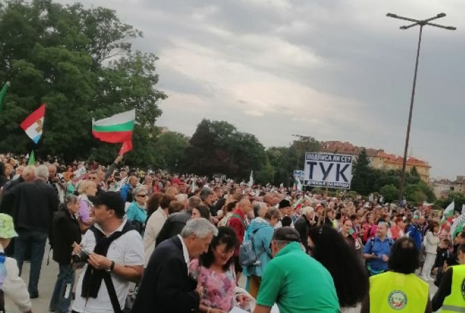 Хиляди в София и цялата страна на поход за мир срещу правителството - протестират срещу изпращането на оръжие за Украйна и смяната на националния ни празник