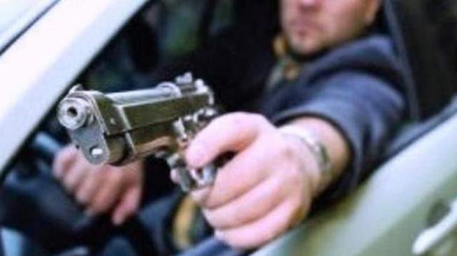След скандал: Мъж стреля с пистолет по приятелката си на паркинг