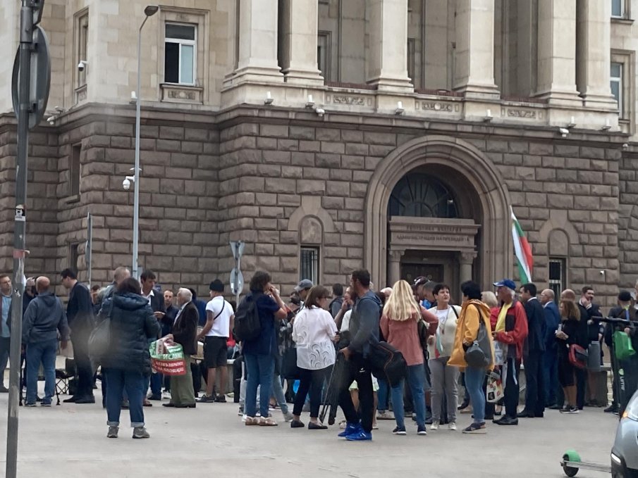 ГОРЕЩО В ПИК TV! Протест пред Министерски съвет. Полицаи пазят депутатите от народната любов (ВИДЕО) ГОРЕЩО В ПИК TV! Протест пред Министерски съвет. Полицаи пазят депутатите от народната любов (ВИДЕО)