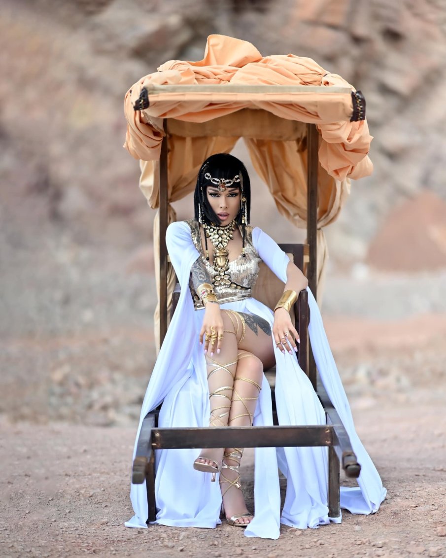 Диона се помисли за Барби (СНИМКА)