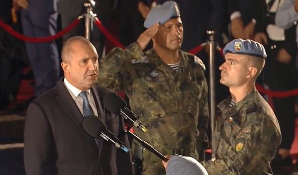 Освиркаха президента с възгласи Радев е позор на зарята-проверка за Съединението (ВИДЕО)