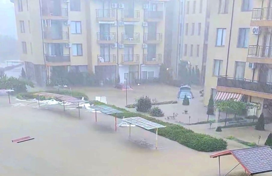 Деца и учители блокирани на „Нестинарка“, река отнесла куфарите им