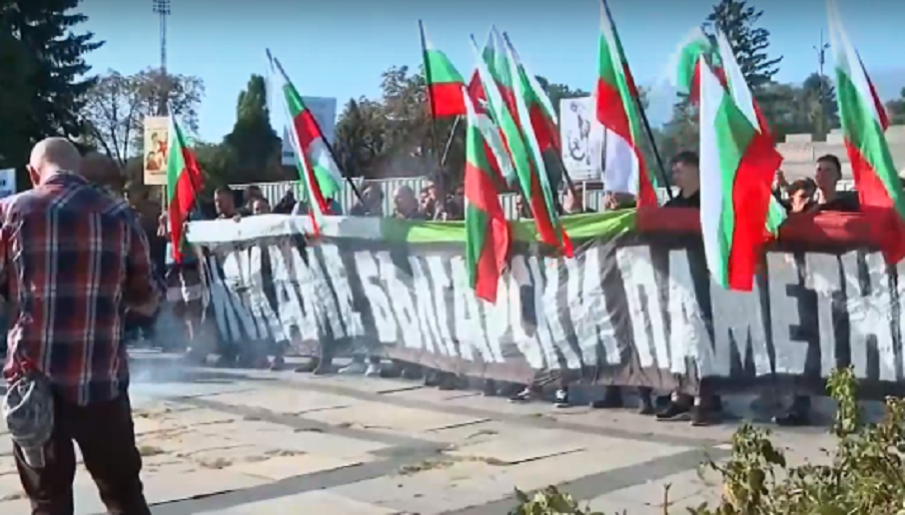 НАВРЪХ 9 СЕПТЕМВРИ: Противници на Паметника на Съветската армия се събраха пред монумента