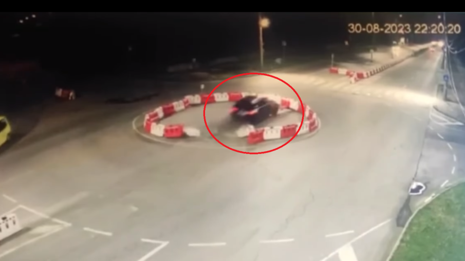 Шофьор отнесе огражданията на кръгово в Перник и се заби челно в кола (ВИДЕО)