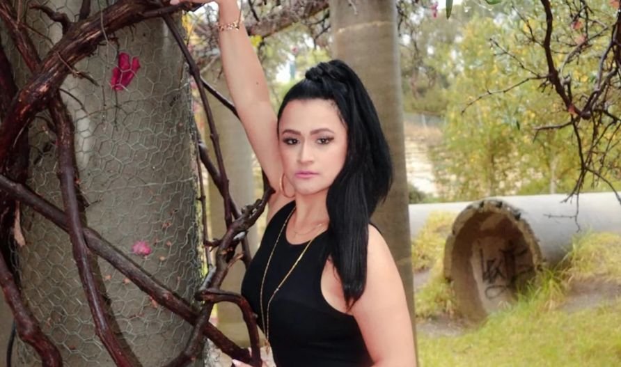 Жена изкарва пари от непознати, за да спят в едно легло с нея