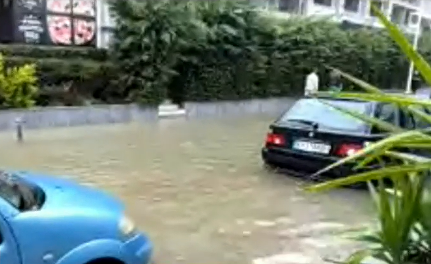 В Лозенец строят диги срещу водната стихия