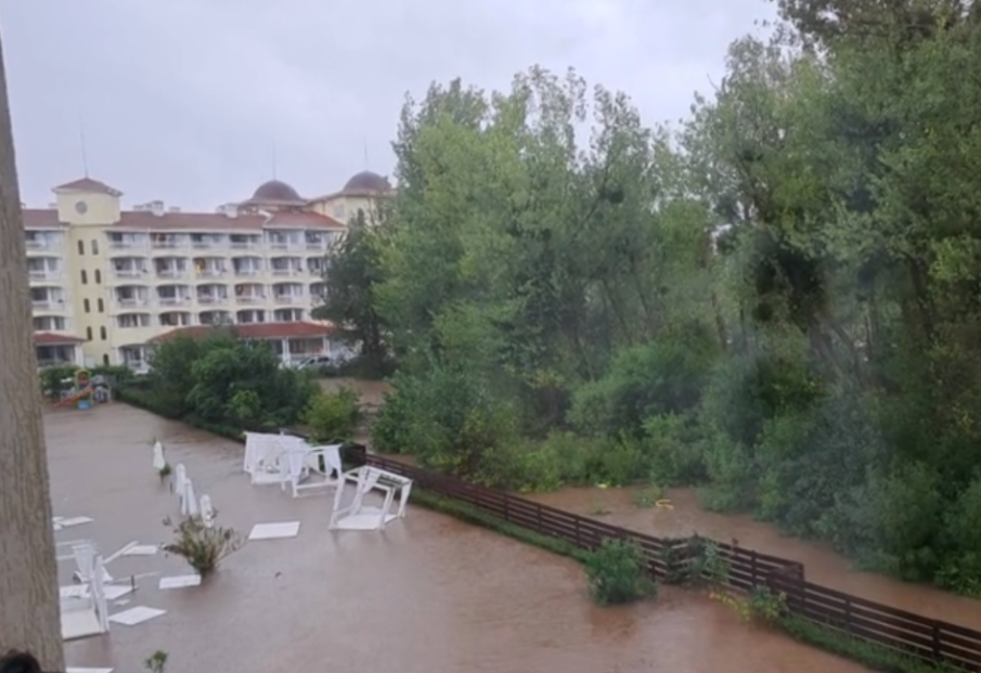 Първи СНИМКИ от мястото, където потопът в Царево отнесе трима