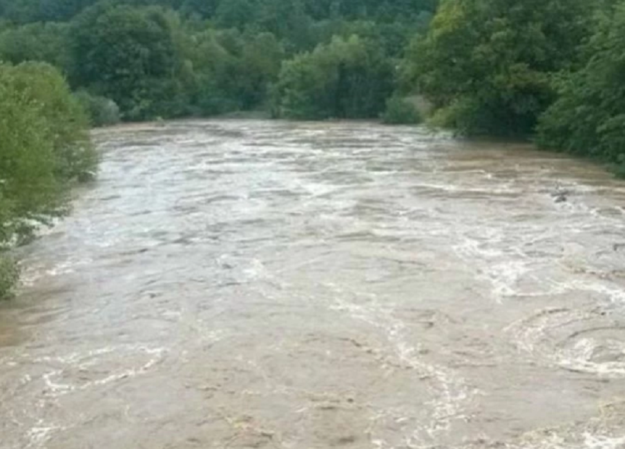 ВОДЕН КАПАН! Река Младжека преля в Странджа и заля пътища, автобус потъна в мътната вода