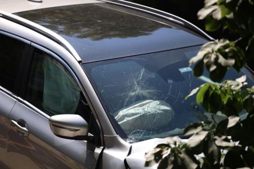 КАСКАДА: Китаец паркира в кухнята на къща в Пловдив (СНИМКА)