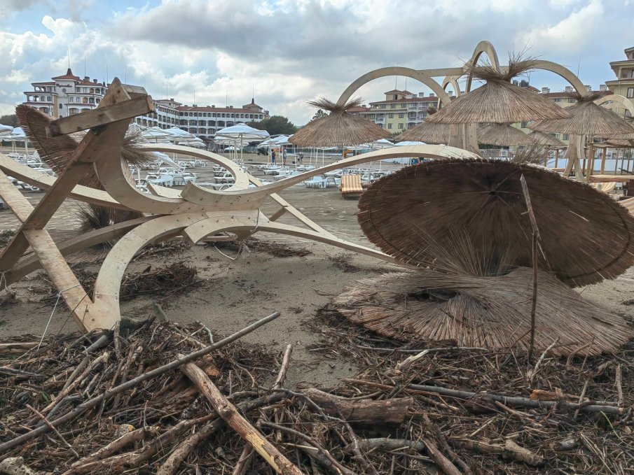 Вижте апокалипсиса на „Нестинарка” след потопа (СНИМКИ)