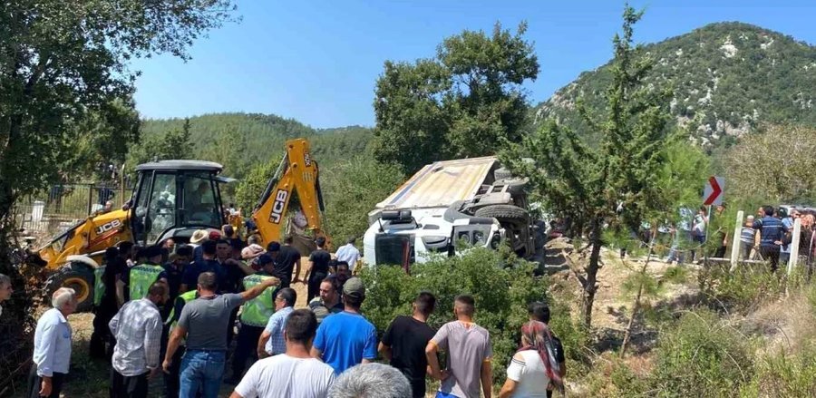 Камион се вряза в траурна процесия, има загинали и ранени