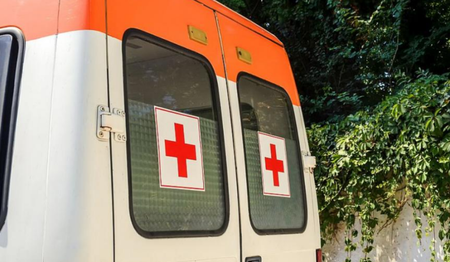 Мъж е с опасност за живота след падане от козирка на хале