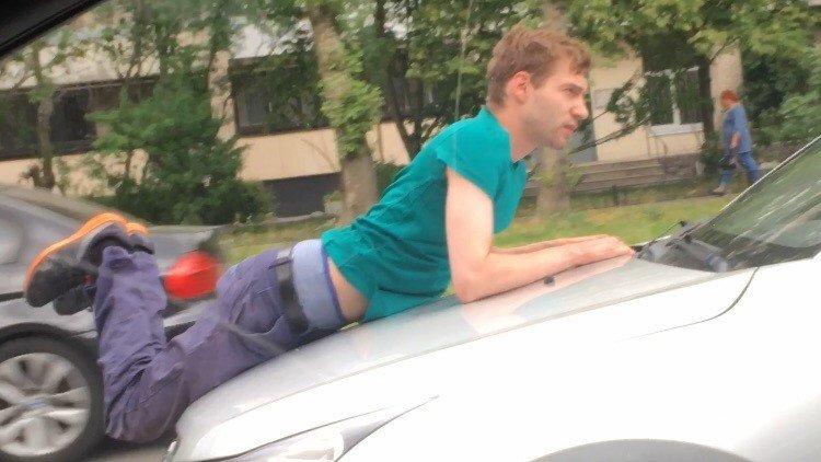 ЛЮБОВНА ДРАМА: Мъж се хвърли върху капака на колата на приятелката си