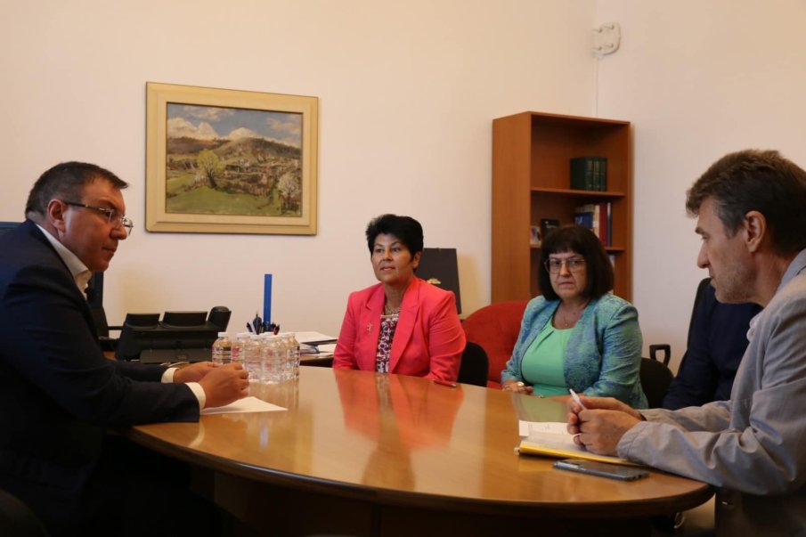 СКАНДАЛ С ПАРИТЕ ЗА БОЛНИЦИ: Проф. Костадин Ангелов събра спешно НЗОК и БЛС