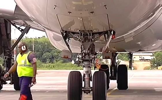 Откриха тяло на мъж в колесника на самолет в Турция