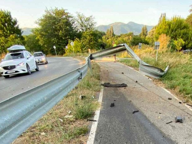 Катастрофата блокира движението по АМ Струма при Бобошево