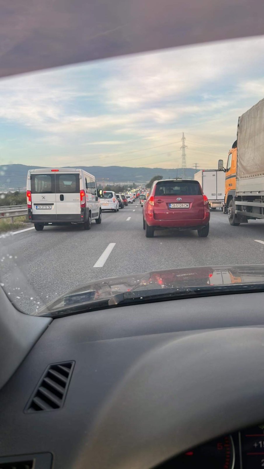 Задържаха 19-годишен шофьор, превозвал група афганистанци в София