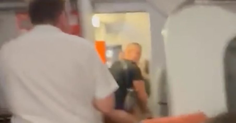 Пътници спипаха двойка в крайно интимен момент в тоалетната на самолет (ВИДЕО)