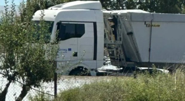 Камион на български превозвач е блокиран от придошлите в Лариса води
