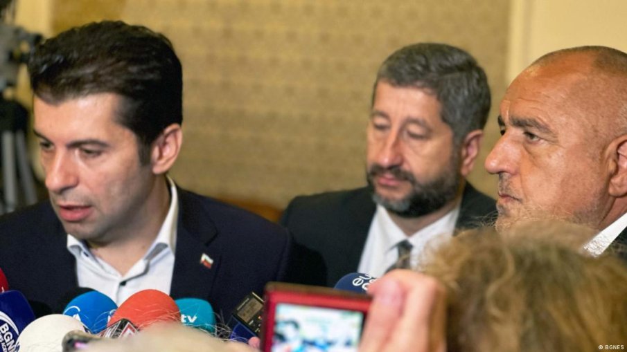 Политологът Атанас Радев: сглобката се тресе