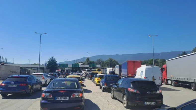 КИЛОМЕТРИЧНИ ОПАШКИ: Хиляди българи предпочетоха жегите в Гърция