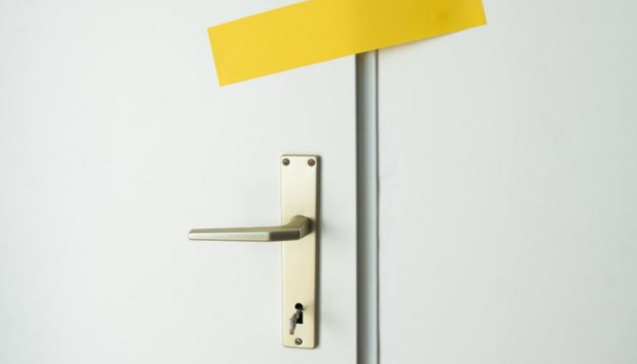 Задържаха жена, държала непълнолетно момиче под ключ в квартирата й