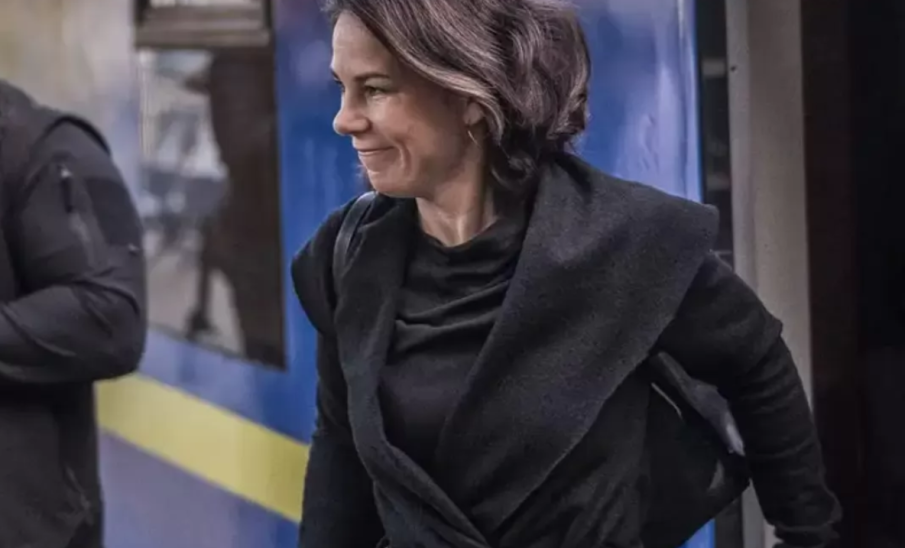 Германската външна министърка на необявено посещение в Киев