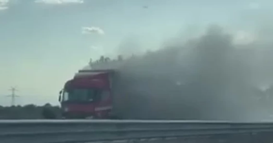 ТИР пламна на АМ Тракия до Пловдив, видимостта по аутобана е нулева