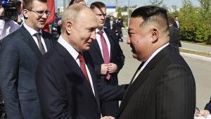 Путин и Ким Чен-ун се срещнаха на космодрума „Восточний“, започнаха преговорите