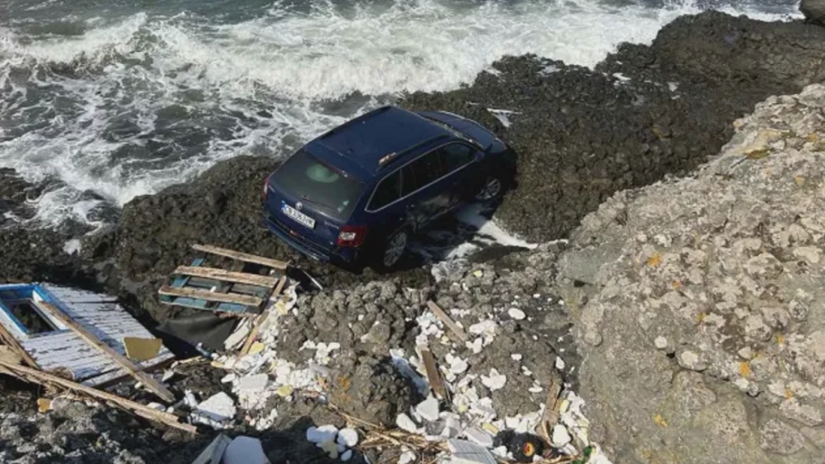 СЛЕД ПОТОПА: Кола стои заседнала в скалите на плаж Арапя