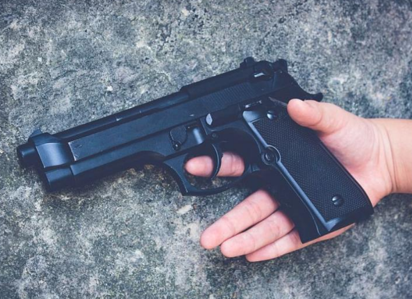 Заради конфликт между деца: Мъж стреля в дома на свои съседи