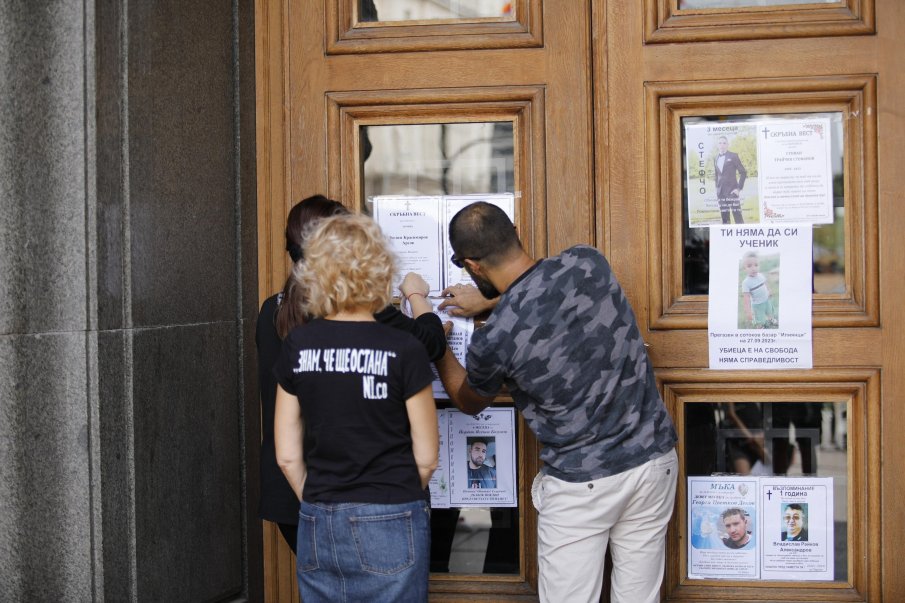 ПРОТЕСТ: Родители на загинали в катастрофи деца залепиха некролози на входа на Народното събрание (СНИМКИ)