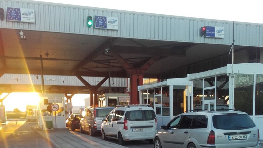 Митничари откриха злато и валута за над 350 000 лева в хладилник на микробус