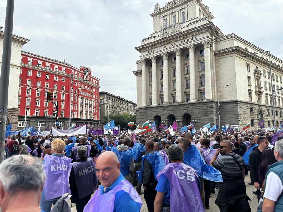 ГОРЕЩО В ПИК TV! Земеделският протест се пренесе пред Министерския съвет, водят се тежки преговори (ВИДЕО)