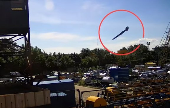 Един убит и 15 ранени при руски ракетен удар по Кременчук