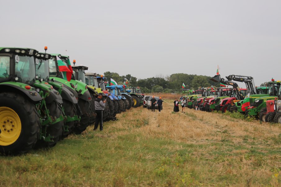 ОТ ПОСЛЕДНИТЕ МИНУТИ! Раздор сред земеделците - умуват утре за протеста (СНИМКИ)