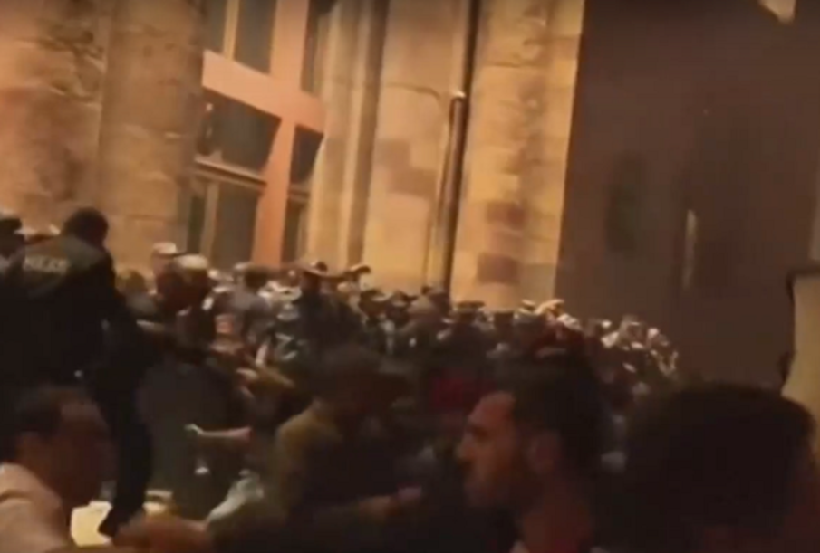 Армения се вдигна на бунт срещу властта