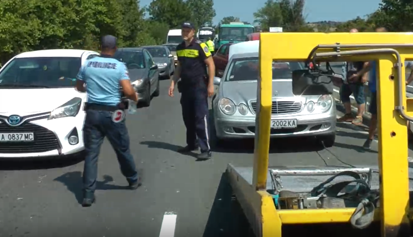 Млад шофьор загуби контрол над колата си и катастрофира, пострадаха двама