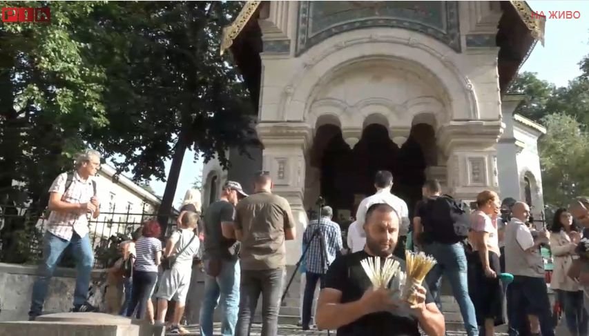 ИЗВЪНРЕДНО В ПИК TV! Стотици протестират пред руската църква срещу своеволията на правителството, блокираха жълтите павета (ОБНОВЕНА/ВИДЕО)