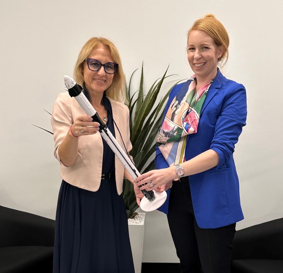 Министърка се размечта за сътрудничество на България и САЩ в Космоса