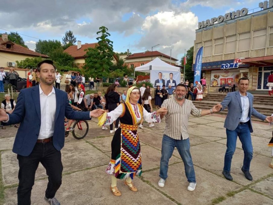 САМО В ПИК! Васил Терзиев и Борис Бонев друсат хоро в Кремиковци (СНИМКИ)